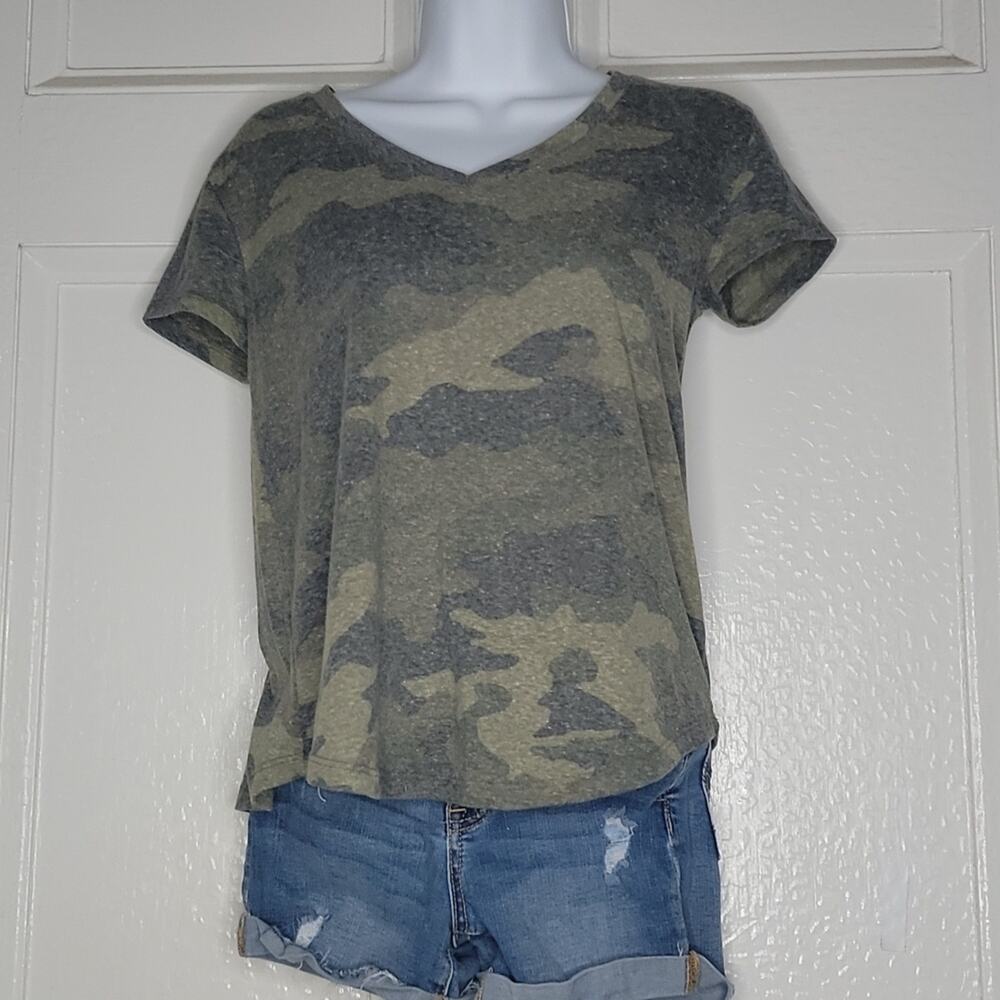Women's camo T-shirt, V-neck, small